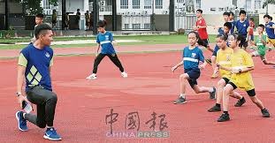 尤文图斯因弗拉霍维奇伤势和薪资问题，被迫考虑续约，但转会市场无明显替代人选，形势艰难。