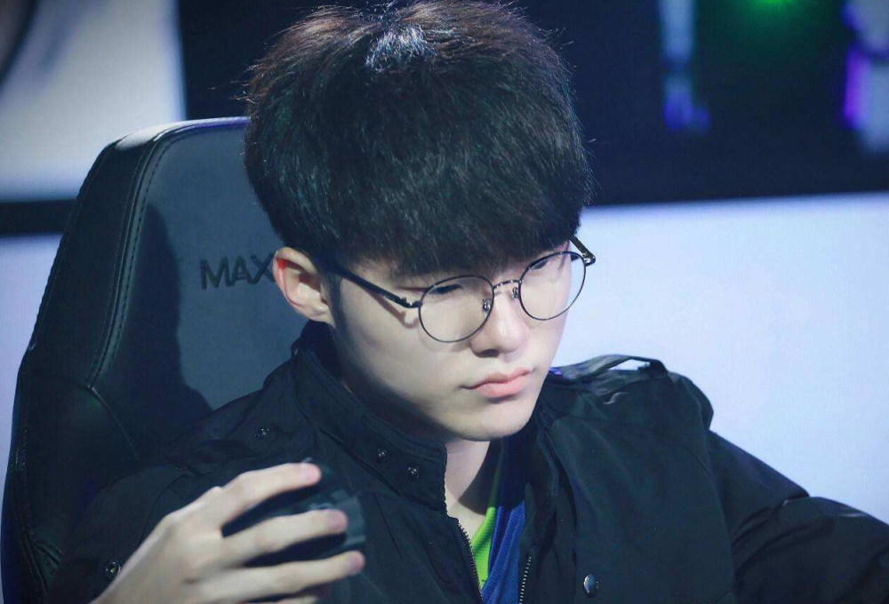 凭借犀利的 凭借犀利的